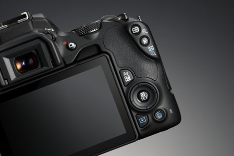 Canon EOS 200D, cuore da grande reflex in corpo compatto Canon EOS 200D, prima entry level con LCD orientabile