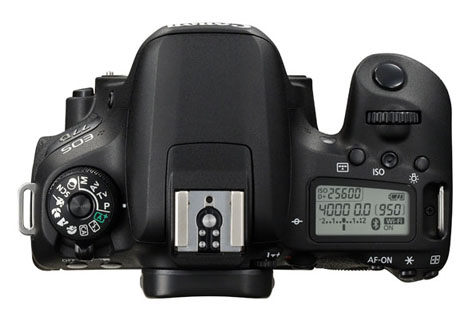 Canon EOS 77D con LCD, mirino e display impostazioni