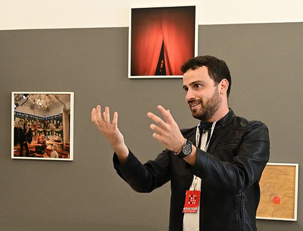 Davide Bertuccio vince l'edizione Canon Giovani Fotografi Davide Bertuccio vince l'edizione Canon Giovani Fotografi, premiato a Cortona On The Move