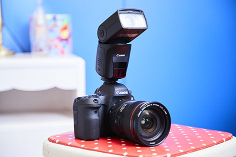 Lo Speedlite 470EX AI che si regola da solo Canon Speedlite 470EX AI, flash con parabola motorizzata per bounce automatici