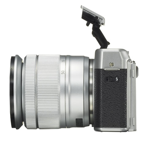 Fujifilm X-A10, entry level APS-C con flash integrato