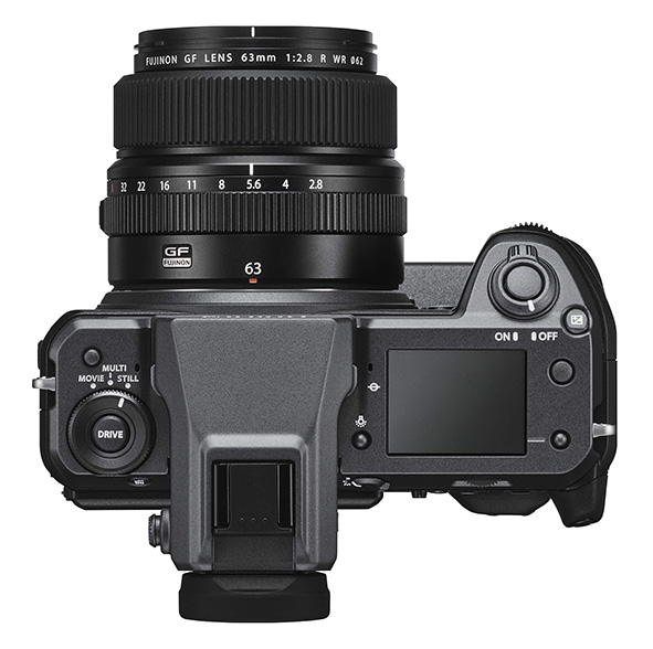 Fujifilm GFX100, vista dall'alto con mirino montato e display Fujifilm GFX100, vista dall'alto con mirino montato. Sulla destra il display per avere sotto controllo le impostazioni selezionate.