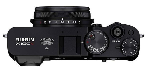 Fujifilm X100V, vista dall'alto Fujifilm X100V, vista dall'alto. Impugnatura leggermente sporgente per una migliore presa.