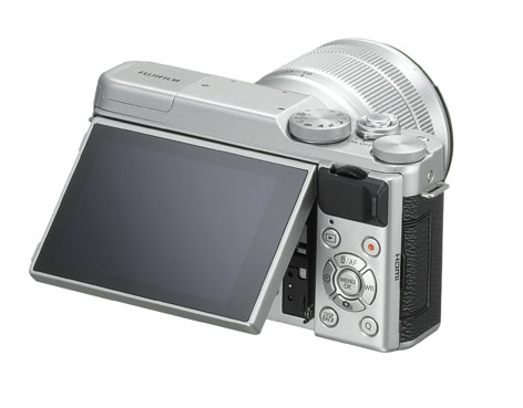 Fujifilm X-A10, entry level APS-C con schermo LCD inclinabile 180 gradi