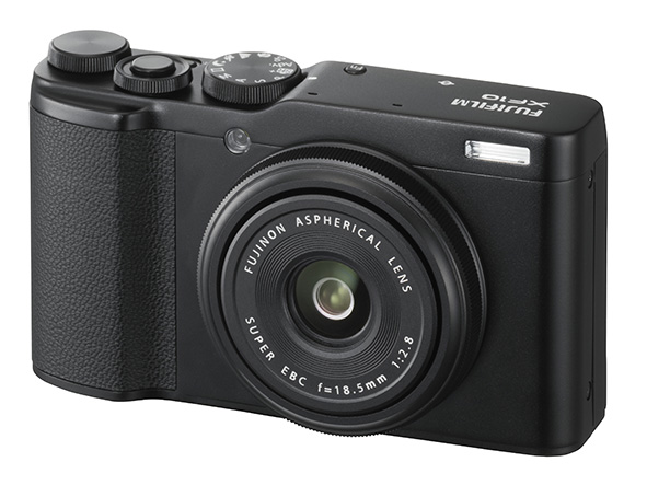 Fujifilm XF10, compatta APS-C con ottica grandangolo luminosa e modalità Square per i social