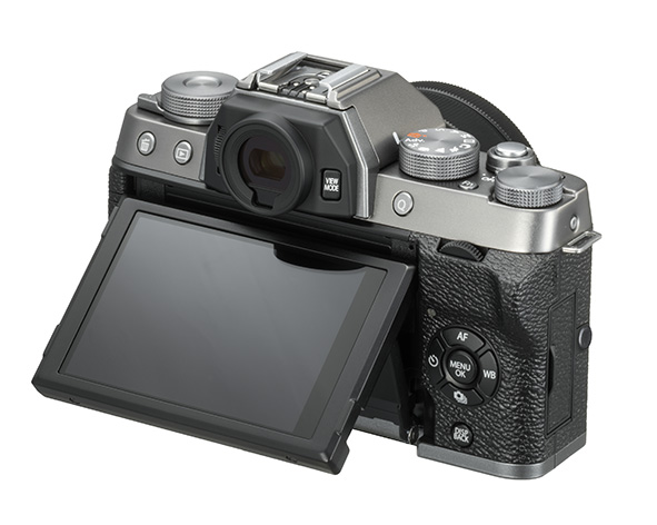 Fujifilm X-T100, LCD da 3 pollici touch con ampie possibilità di orientamento per selfie e video