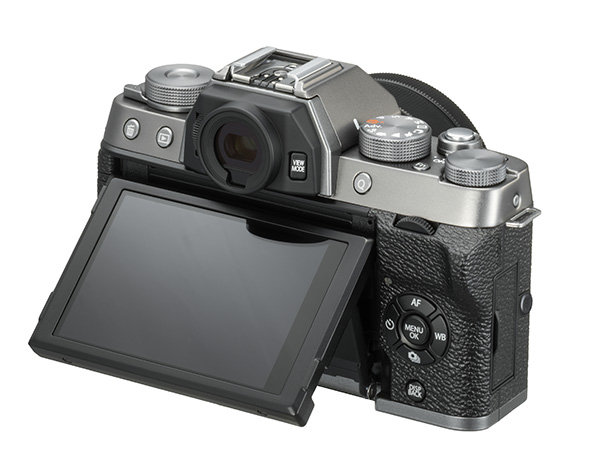 Fujifilm X-T100, LCD orientabile per selfie e video Fujifilm X-T100, LCD da 3 pollici touch con ampie possibilità di orientamento per selfie e video