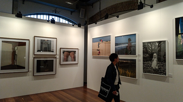 Home, mostra Magnum e Fujifilm, 16 fotografi La mostra Home realizzata dai fotografi Magnum con la medioformato Fujifilm GFX50S.