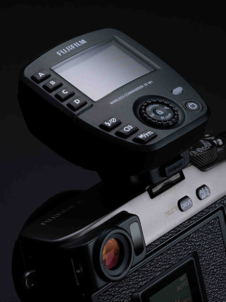 Fujifilm flash EF-60, il primo flash a slitta del produttore che puà essere utilizzato in remoto con comando radio.