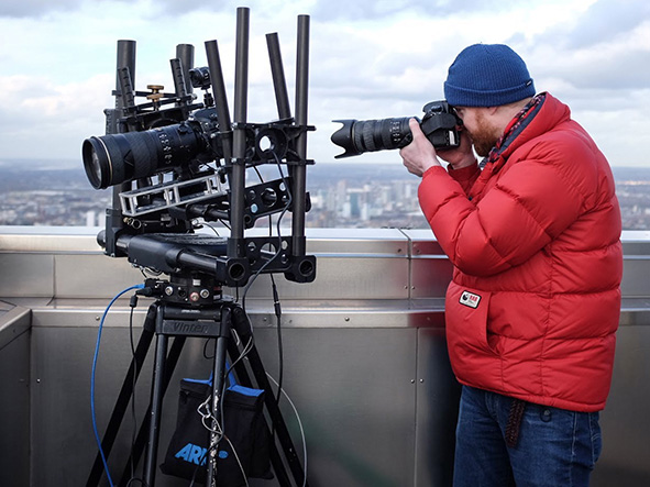Henry Stuart pronto per lo skyline di Londra con Nikon D850 Il fotografo Henry Stuart all'opera sul tetto del grattacieolo di Canary Warf a Londra. Nikon D850 montata sul sistema MRMC Ulti Head.