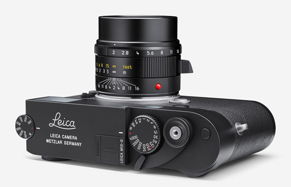 Leica M10D, digitale che vuole sentirsi analogica Leica M10D, leva di ricarica finta e fondello per cambiare la scheda di memoria. Il ritorno al passato che fa il fotografo?