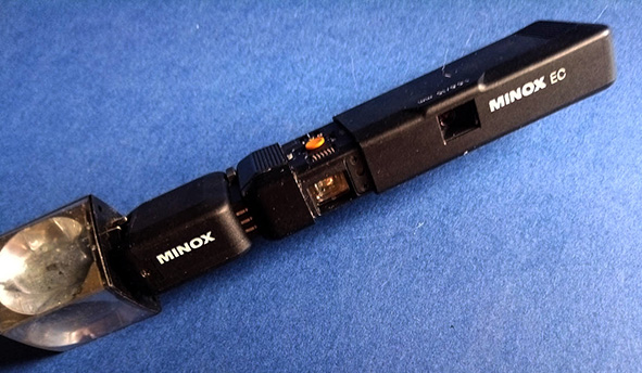 La Minox EC, fotocamera delle spie, con gli accessori montati.