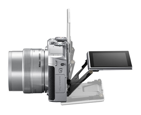Nikon 1 J5, mirrorless compatta LCD basculabile per selfie