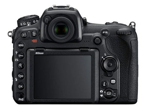 Nikon D500, reflex APS-C con LCD orientabile