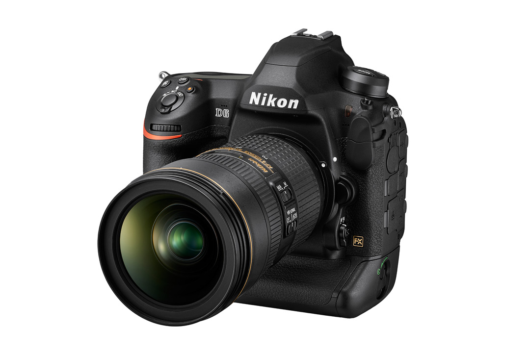 Nikon D6 con 24-70 VR Nikon D6, la nuova ammiraglia full frame per lo sport.