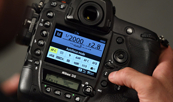 Nikon D6, il retro con mirino ottico di alta qualità e display touch.
