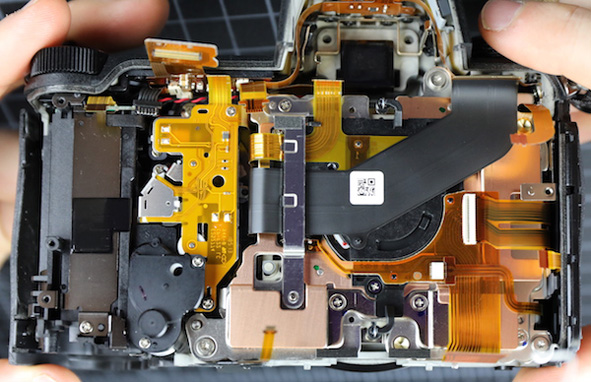 Nikon Z7, lo smontaggio rivela robustezza e ingegneristica OK Nikon Z7 smontata. Guarnizioni ovunque contro sporco e agenti atmosferici, robustezza e circuitazione ben fatta.