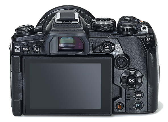 Olympus OM-D E-M1 Mark III , il retro con LCD completamente orientabile e mirino