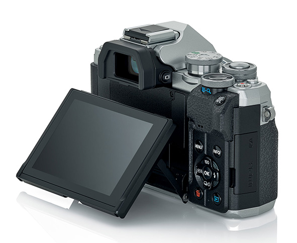 Olympus OM-D E-M10 Mark IV, mirino di alta qualità e LCD orientabile per selfie e video selfie