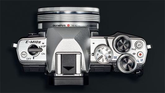 Olympus OM-D E-M10 Mark II, mirrorless Micro Quattro Terzi con ghiere e tasti funzionali