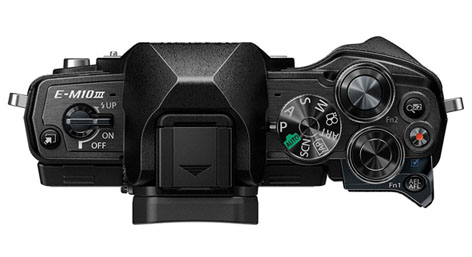 Olympus OM-D E-M10 III, compatta e ben progettata con ampie ghiere