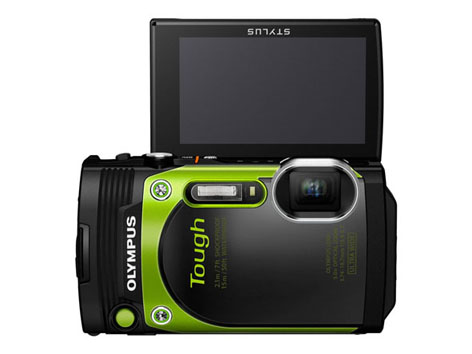 Olympus Tough TG-870, compatta per outdoor e sub, con LCD 180 gradi