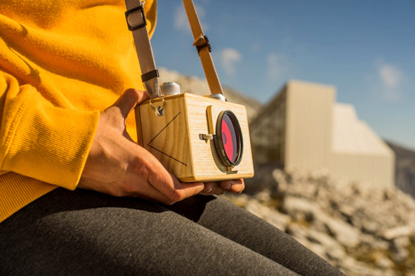 Ondu, rifiniture a mano e accessori Ondu, perfino accessori come filtri e treppiede per le fotocamere a foro stenopeico.