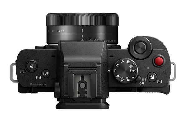 Panasonic Lumix G100, pronta per foto e video PRO Panasonic Lumix G100, vista dall'alto con il grande pulsante per avviare la ripresa video