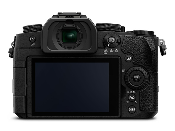 Panasonic Lumix G90 con mirino e LCD OLED Panasonic Lumix G90, il retro con mirino e LCD orientabile OLED.