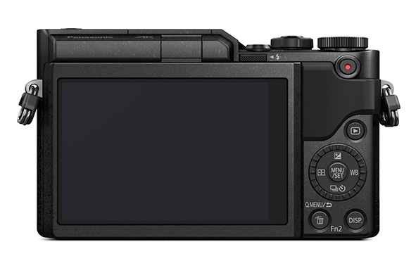 Panasonic Lumix GX880, il retro con il display ribaltabile verso l'alto di 180 gradi per video interviste e selfie.