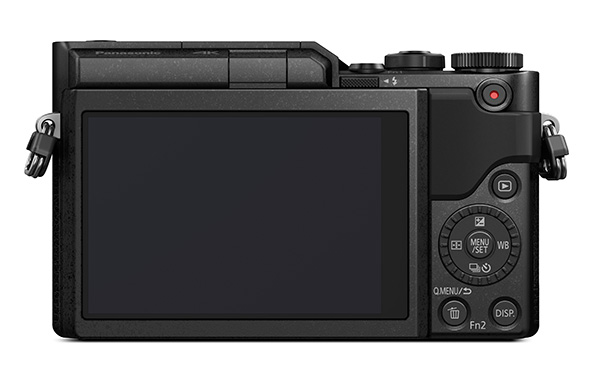 Panasonic Lumix GX880, LCD ribaltabile e touch Panasonic Lumix GX880, il retro con il display ribaltabile verso l'alto di 180 gradi per video interviste e selfie.