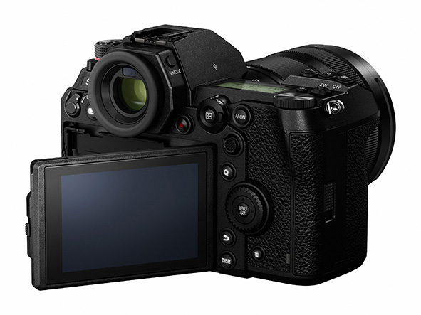 Lumix S1 e S1R, mirino e LCD di elevata qualità Le due Lumix S1 e S1R hanno un mirino OLED di elevata risoluzione, con la regolazione dell'ingrandimento e in grado di lavorare 120fps. A cui si affianca lo schermo LCD da 3.2 pollici.