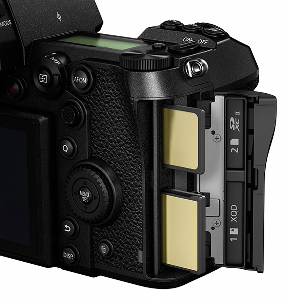 Panasonic Lumix S1R e S1 dotate di doppio slot per schede XQD e SD.