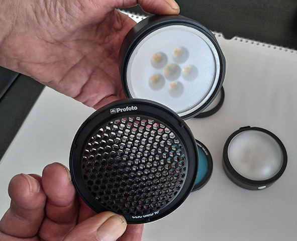 Profoto C1 Plus, accessori come filtri e grid per modellare la luce.