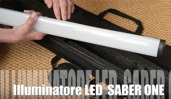 Saber One, illuminatore LED per foto in studio ed esterni con batteria e alimentazione a rete