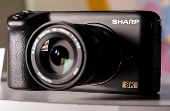 Sharp nel MicroQuattroTerzi con 8k Sharp nel formato MicroQuattroTerzi con una fotocamera rivolta al video con qualità 8k.