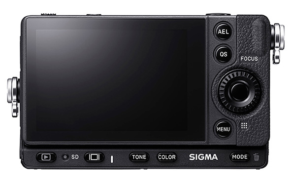 Sigma fp, display da 3.2 e comandi a portata di mano.