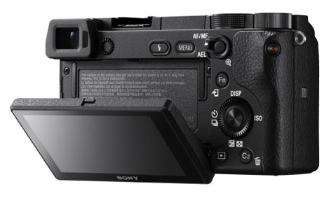 Sony A6300, mirrorless APS-C con mirino Oled e LCD basculabile