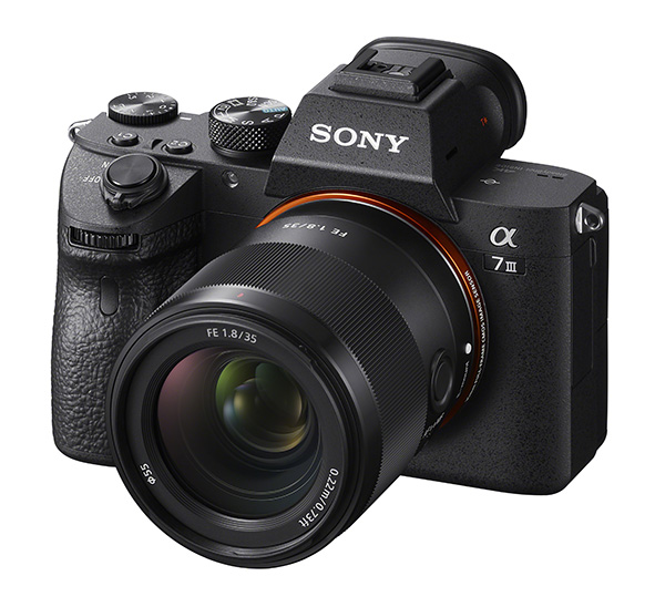Il nuovo Sony FE 35mm F1.8 per mirrorless full frame montato su A7 III.