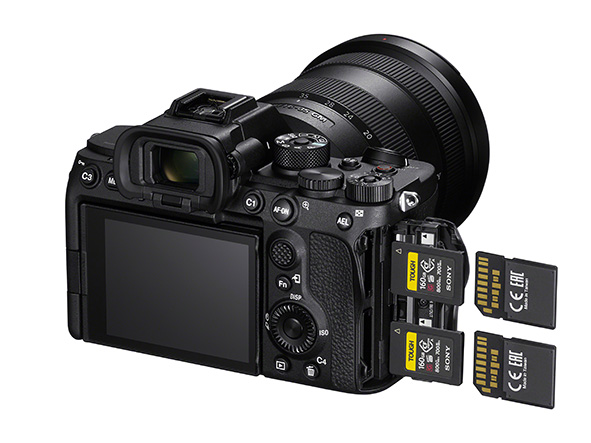 Sony A7III, doppio slot per CF express A Sony A7III, full frame per videomaker PRO con doppio slot per riprese anche di un'ora continuativa