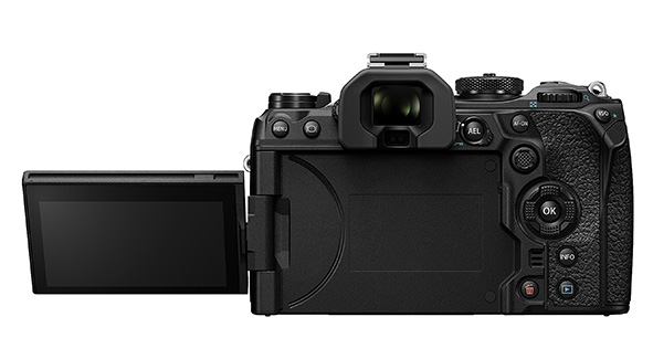 OM System OM-1, compattezza e versatilità OM System OM-1, compatta e con LCD orientabile