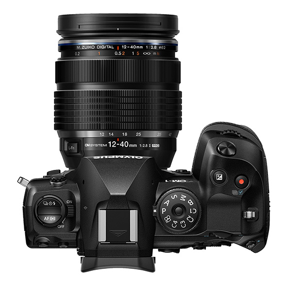 OM-1 con il nuovo zoom 12-40mm II Vista dall'alto della OM-1 con il nuovo 12-40mm II