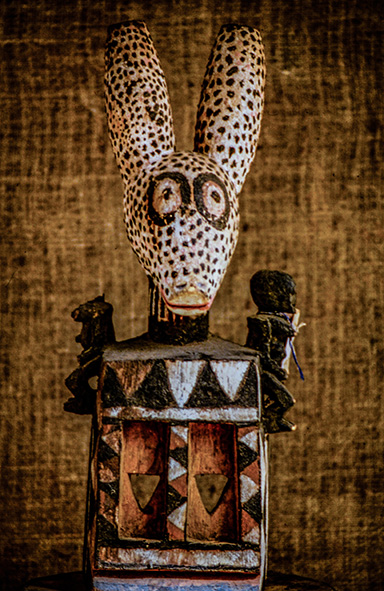 Bamako, Mali. Statue lignee e maschere rituali Dogon al Museo etnografico.
