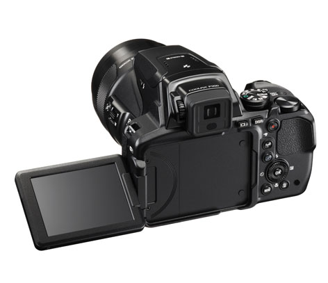 Nikon Coolpix P900 con zoom Nikkor 83x, LCD orientabile e mirino