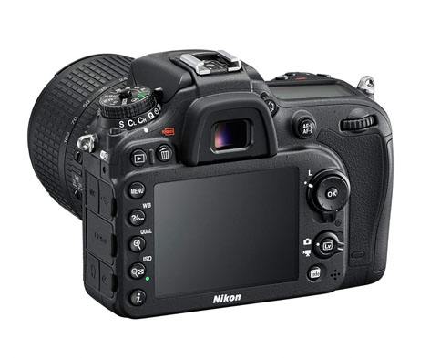 Nikon D7200 con 18-105mm, reflex DX con mirino e LCD