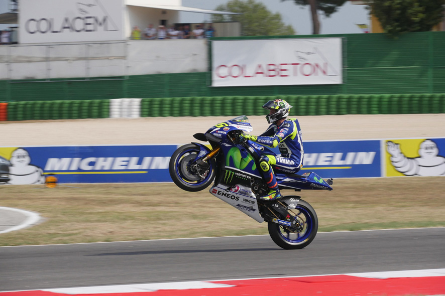 Panasonic Lumix MicroQuattroTerzi al circuito di Misano, impennata di Valentino Rossi