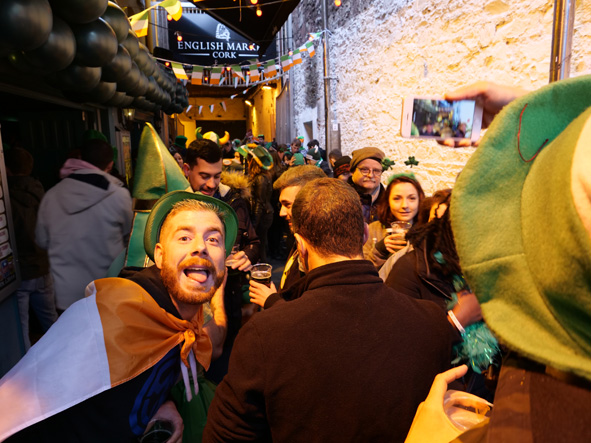St.Patrick's Day a Cork, al pub una foto è d'obbligo St.Patrick's Day, il pub è d'obbligo, scatti in interni a mano libera con tempi brevi e Lumix G9