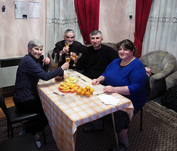 Serata Georgiana alla Guest House Rioni a Kutaisi, chiacchierando e assaggiando cibo e vino locale